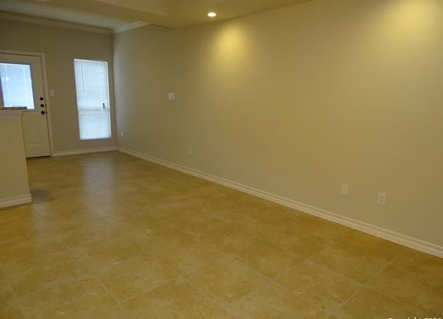 3-bedroom rental at 6015 Jax Way Unit 102 in San Antonio, TX — photo 2