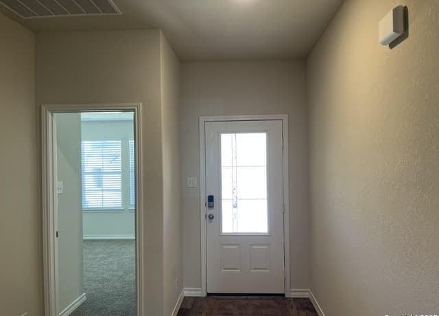 4-bedroom rental at 5518 Stormie Keep in San Antonio, TX — photo 2