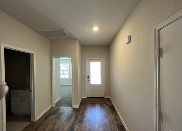 4-bedroom rental at 5518 Stormie Keep in San Antonio, TX — photo 3