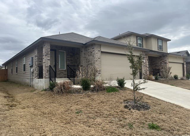 3-bedroom rental at 324 Middle Green Loop in Floresville, TX — photo 2