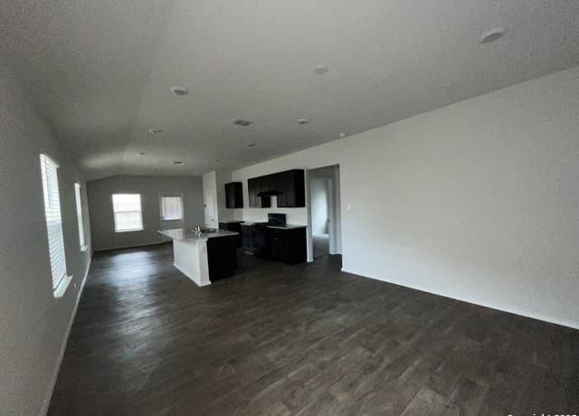 3-bedroom rental at 324 Middle Green Loop in Floresville, TX — photo 3
