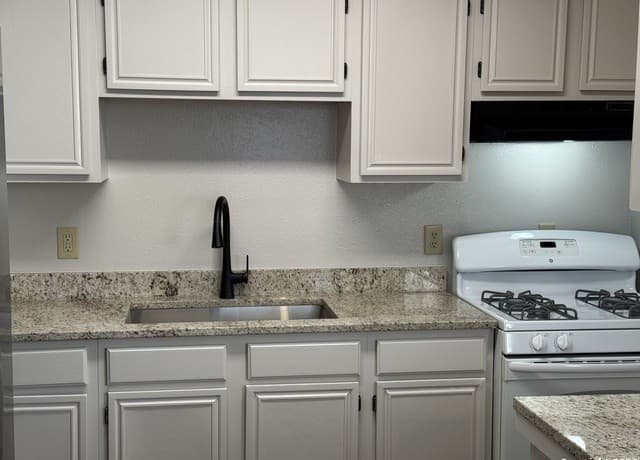 3-bedroom rental at 1218 Wyoming Unit 2 in San Antonio, TX — photo 2