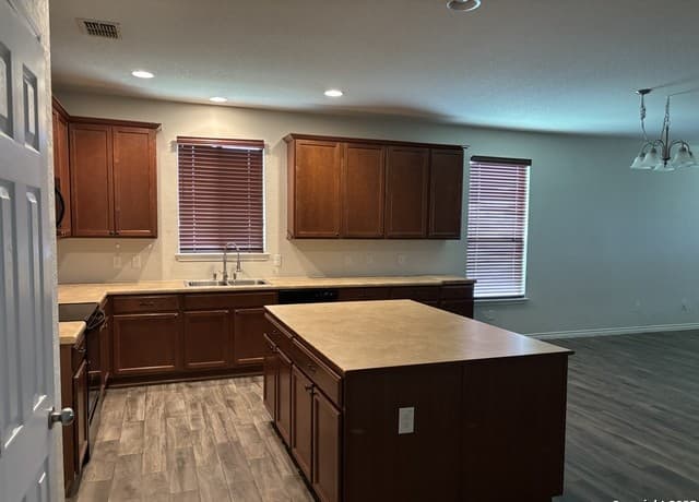4-bedroom rental at 3711 Lazy Diamond in Schertz, TX — photo 3