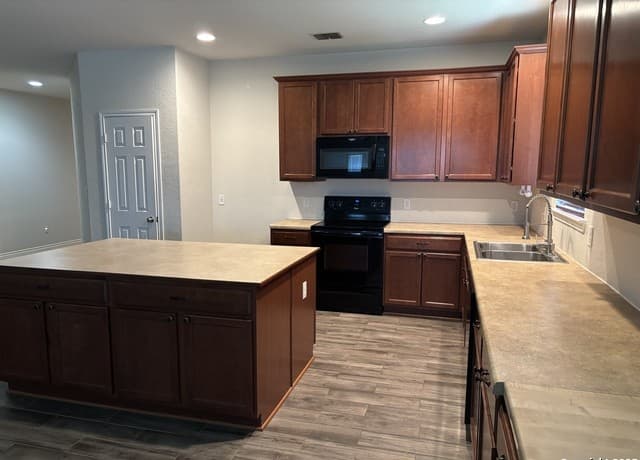 4-bedroom rental at 3711 Lazy Diamond in Schertz, TX — photo 4