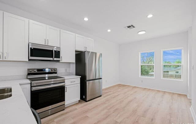 3-bedroom rental at 1303 Essex St Unit 102 in San Antonio, TX — photo 3