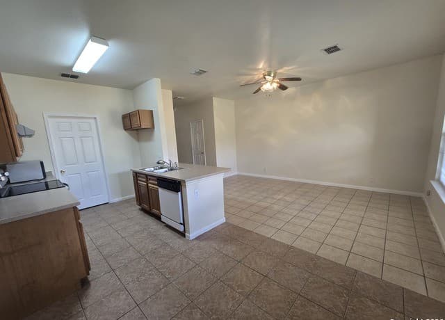 4-bedroom rental at 4103 St Charles Bay in San Antonio, TX — photo 4