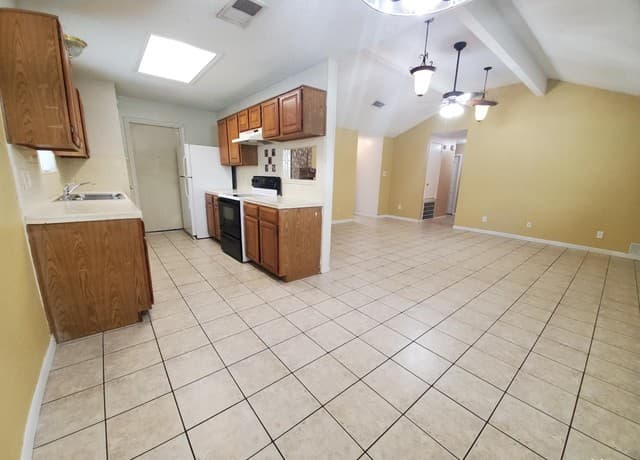 3-bedroom rental at 2501 Cedar Ln in Schertz, TX — photo 4