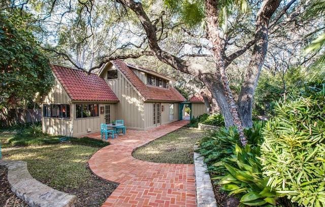2-bedroom rental at 6801 West Avenue in Castle Hills TX