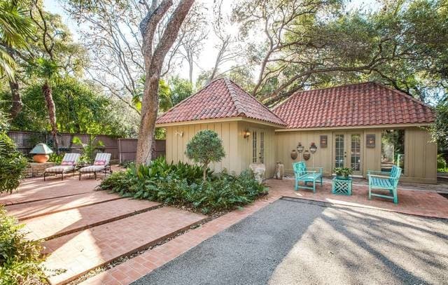 2-bedroom rental at 6801 West Avenue in Castle Hills, TX — photo 2