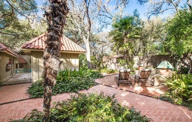 2-bedroom rental at 6801 West Avenue in Castle Hills, TX — photo 3