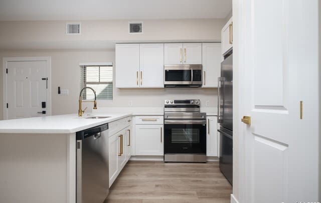 2-bedroom rental at 1644 Mistletoe Unit 102 in San Antonio, TX — photo 3