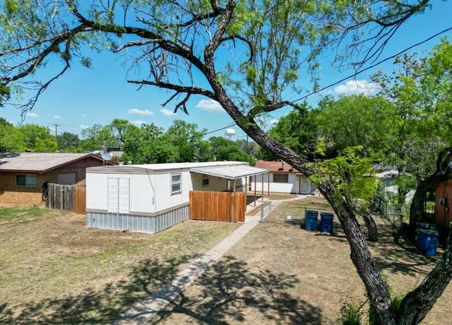 3-bedroom rental at 215 Greenlawn Ave Unit A in Pleasanton, TX — photo 2