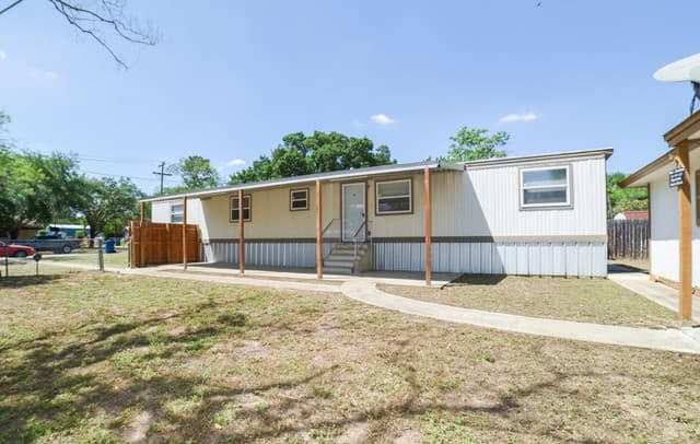 3-bedroom rental at 215 Greenlawn Ave Unit A in Pleasanton, TX — photo 3