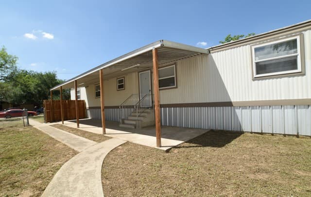 3-bedroom rental at 215 Greenlawn Ave Unit A in Pleasanton, TX — photo 4