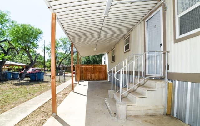 3-bedroom rental at 215 Greenlawn Ave Unit A in Pleasanton, TX — photo 5