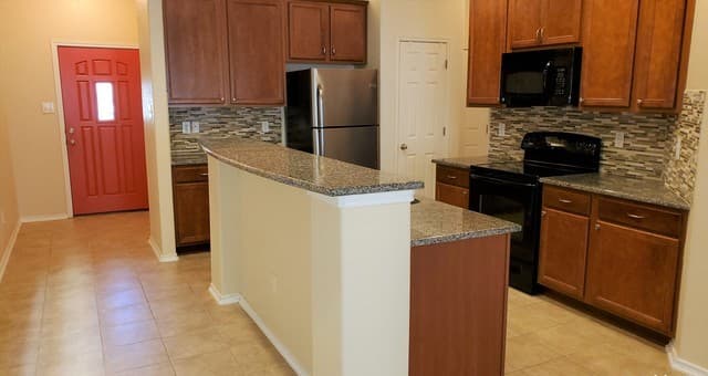 4-bedroom rental at 13124 Brook Arbor in San Antonio, TX — photo 4