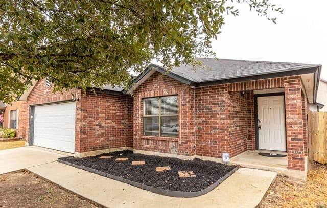 3-bedroom rental at 9647 Barbwire in San Antonio, TX — photo 2