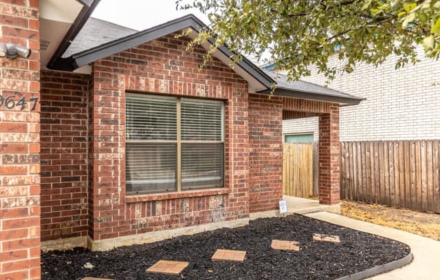 3-bedroom rental at 9647 Barbwire in San Antonio, TX — photo 3
