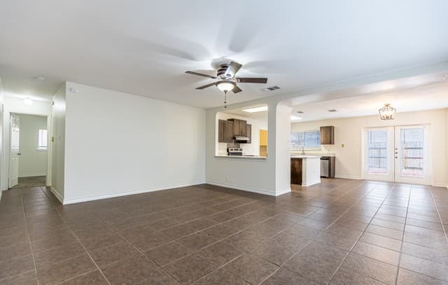 3-bedroom rental at 9647 Barbwire in San Antonio, TX — photo 4