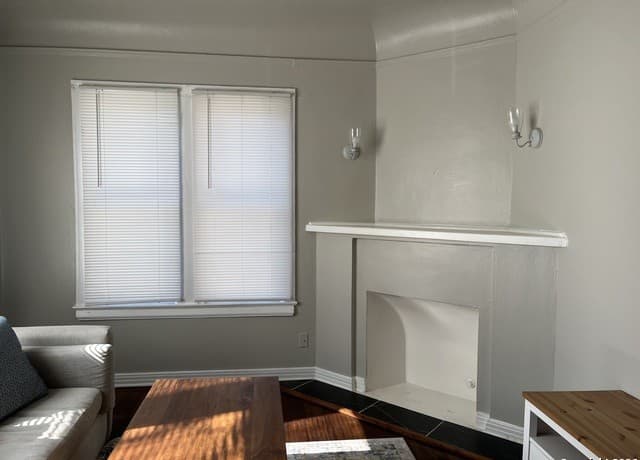 2-bedroom rental at 309 E Lullwood Ave in San Antonio, TX — photo 2