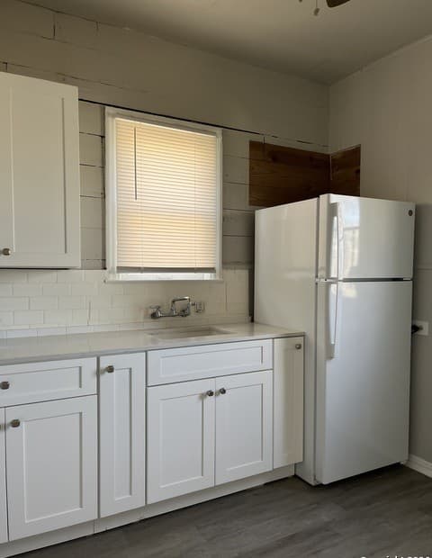 2-bedroom rental at 309 E Lullwood Ave in San Antonio, TX — photo 5