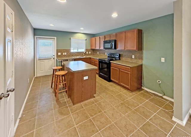3-bedroom rental at 13223 Cipresso Palco in San Antonio, TX — photo 3