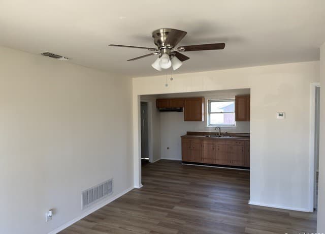 4-bedroom rental at 8816 Oakbrook in San Antonio, TX — photo 3