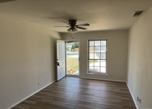 4-bedroom rental at 8816 Oakbrook in San Antonio, TX — photo 4