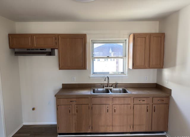 4-bedroom rental at 8816 Oakbrook in San Antonio, TX — photo 5
