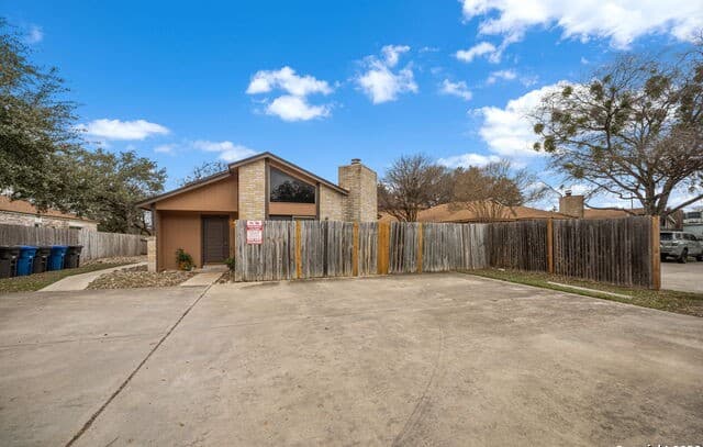 2-bedroom rental at 11703 Whisper Valley St in San Antonio, TX — photo 2