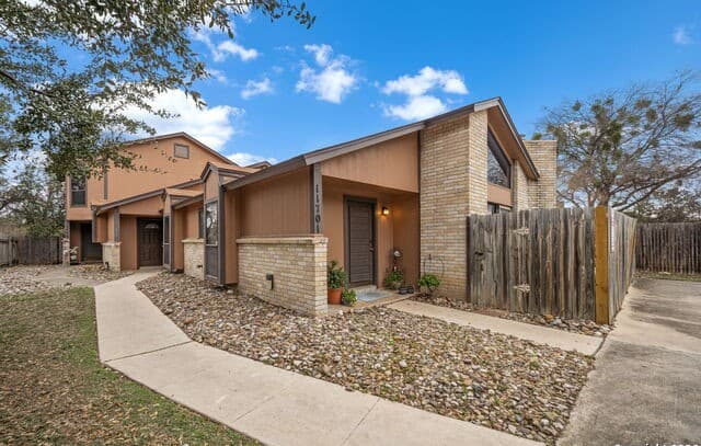 2-bedroom rental at 11703 Whisper Valley St in San Antonio, TX — photo 3