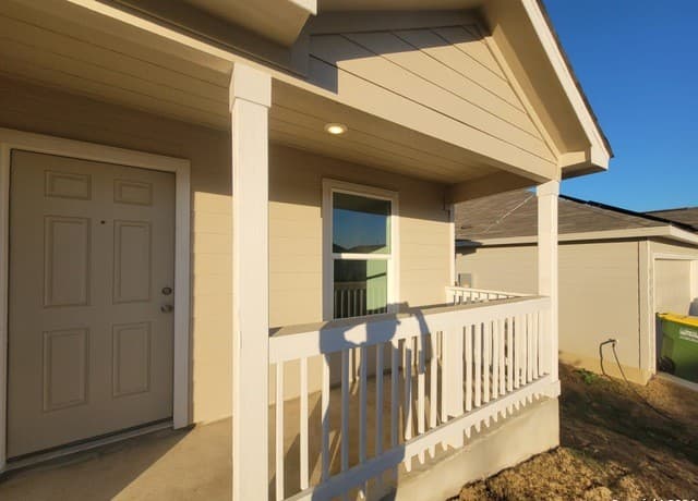 3-bedroom rental at 5341 Cloves Cove in St Hedwig, TX — photo 3