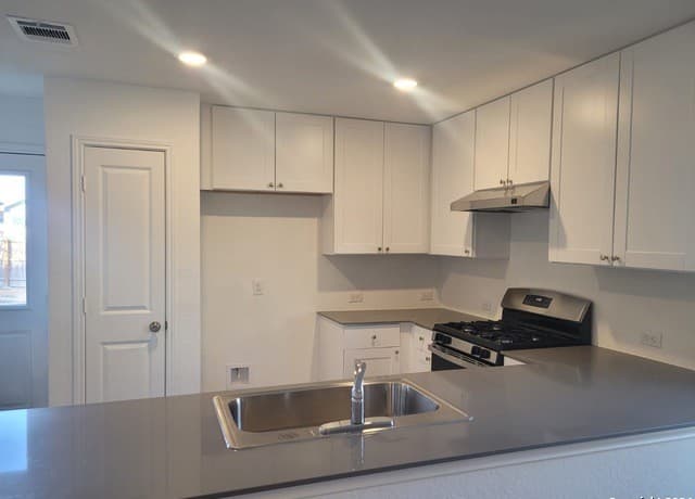 3-bedroom rental at 5341 Cloves Cove in St Hedwig, TX — photo 4