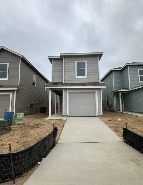 3-bedroom rental at 6751 Pumice Place in Elmendorf, TX — photo 2
