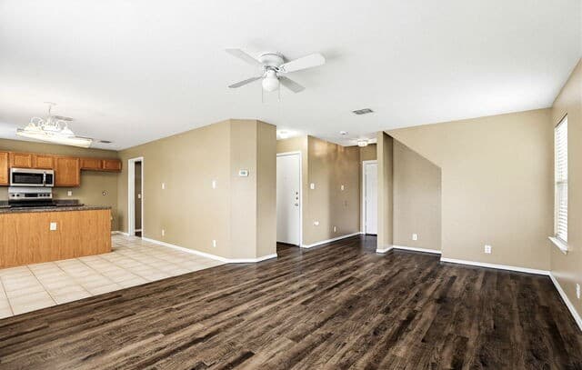3-bedroom rental at 9139 Laguna Hls in Selma, TX — photo 5
