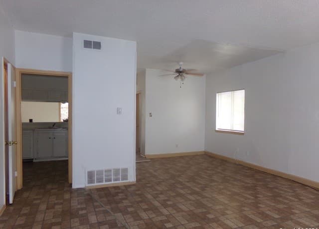 3-bedroom rental at 4835 Gus Eckert Unit 3 in San Antonio, TX — photo 4