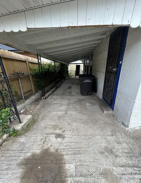 3-bedroom rental at 239 Hawthorne in San Antonio, TX — photo 2