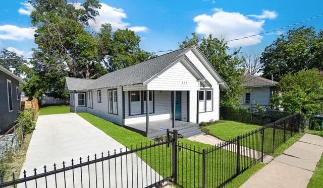 3-bedroom rental at 823 N Palmetto in San Antonio, TX — photo 2
