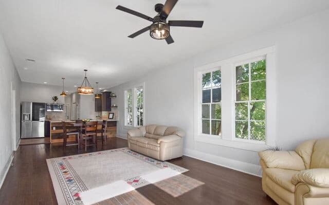 3-bedroom rental at 823 N Palmetto in San Antonio, TX — photo 5