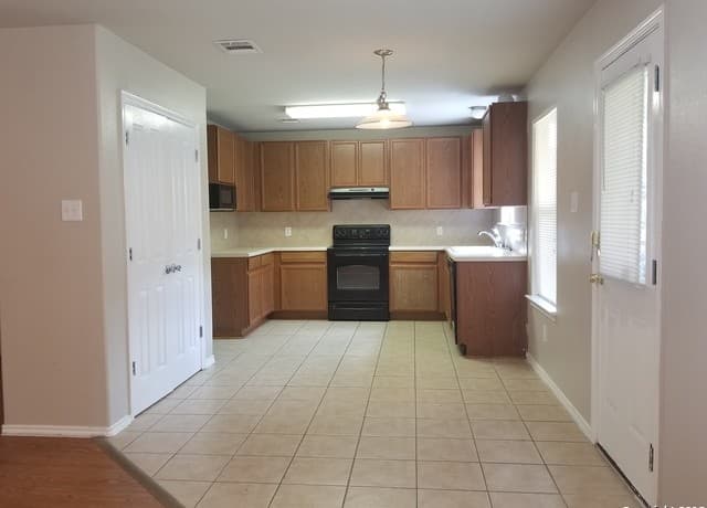 4-bedroom rental at 5123 Fountain Hill in San Antonio, TX — photo 5