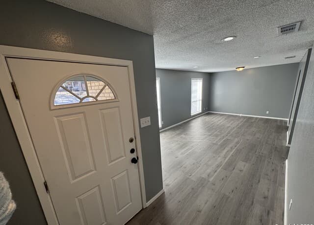 3-bedroom rental at 5019 Concord Ridge in San Antonio, TX — photo 2