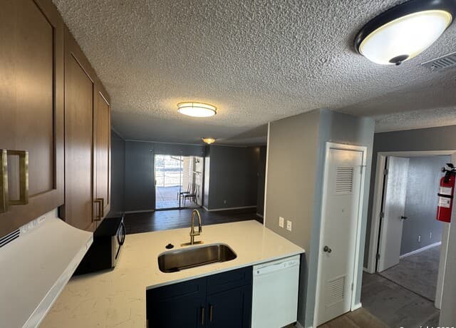 3-bedroom rental at 5019 Concord Ridge in San Antonio, TX — photo 3