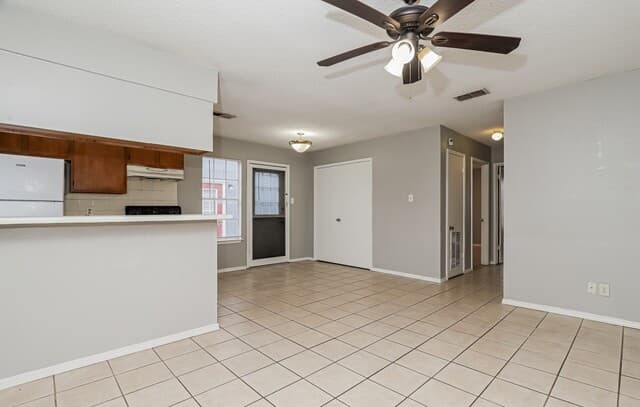 2-bedroom rental at 820 W Olmos in San Antonio, TX — photo 5