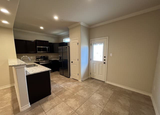 3-bedroom rental at 6427 Luglio Lane Unit 103 in San Antonio, TX — photo 5
