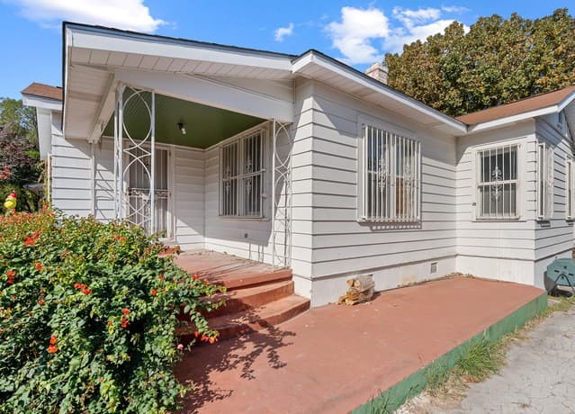 3-bedroom rental at 1627 Schley in San Antonio, TX — photo 3
