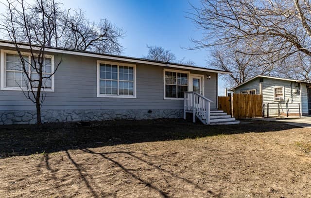 3-bedroom rental at 2114 Jupiter St in San Antonio, TX — photo 2