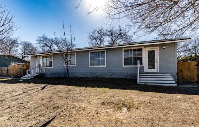 3-bedroom rental at 2114 Jupiter St in San Antonio, TX — photo 3