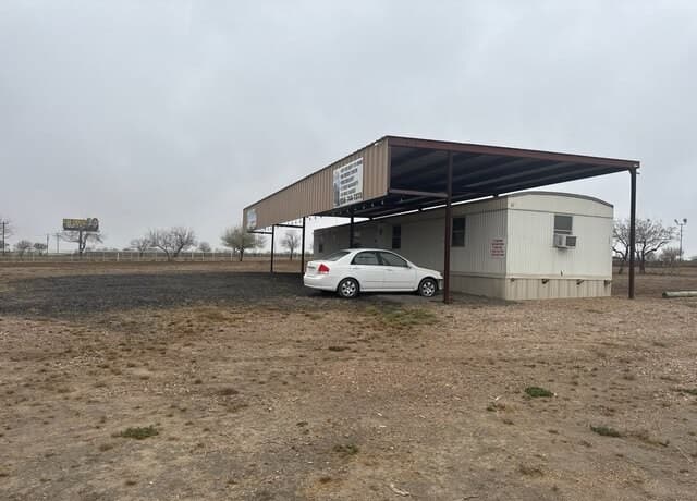 3-bedroom rental at 2265 Ih 35 in Encinal, TX — photo 4