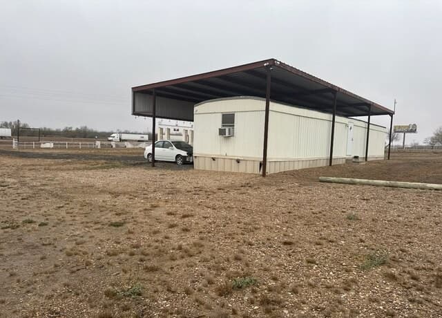 3-bedroom rental at 2265 Ih 35 in Encinal, TX — photo 5
