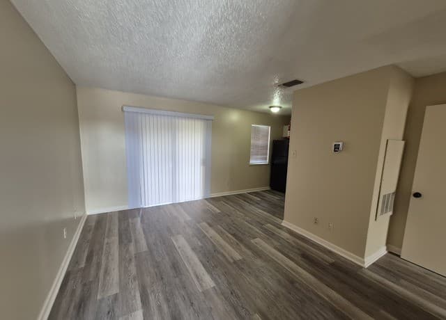 1-bedroom rental at 300 Moursund Blvd. Unit 10 in San Antonio, TX — photo 2